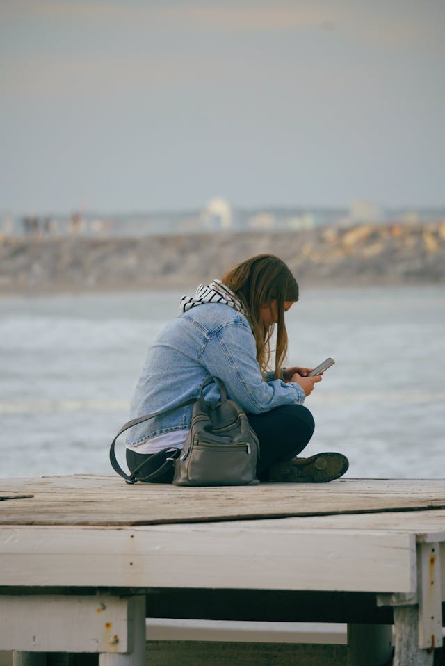 ¿Te sientes sola aunque estés rodeada de gente? La paradoja de la soledad en la era de las redes sociales