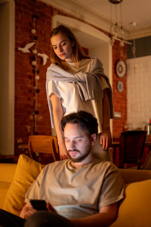 ¿Tu pareja ve porno y te hace sentir insegura?