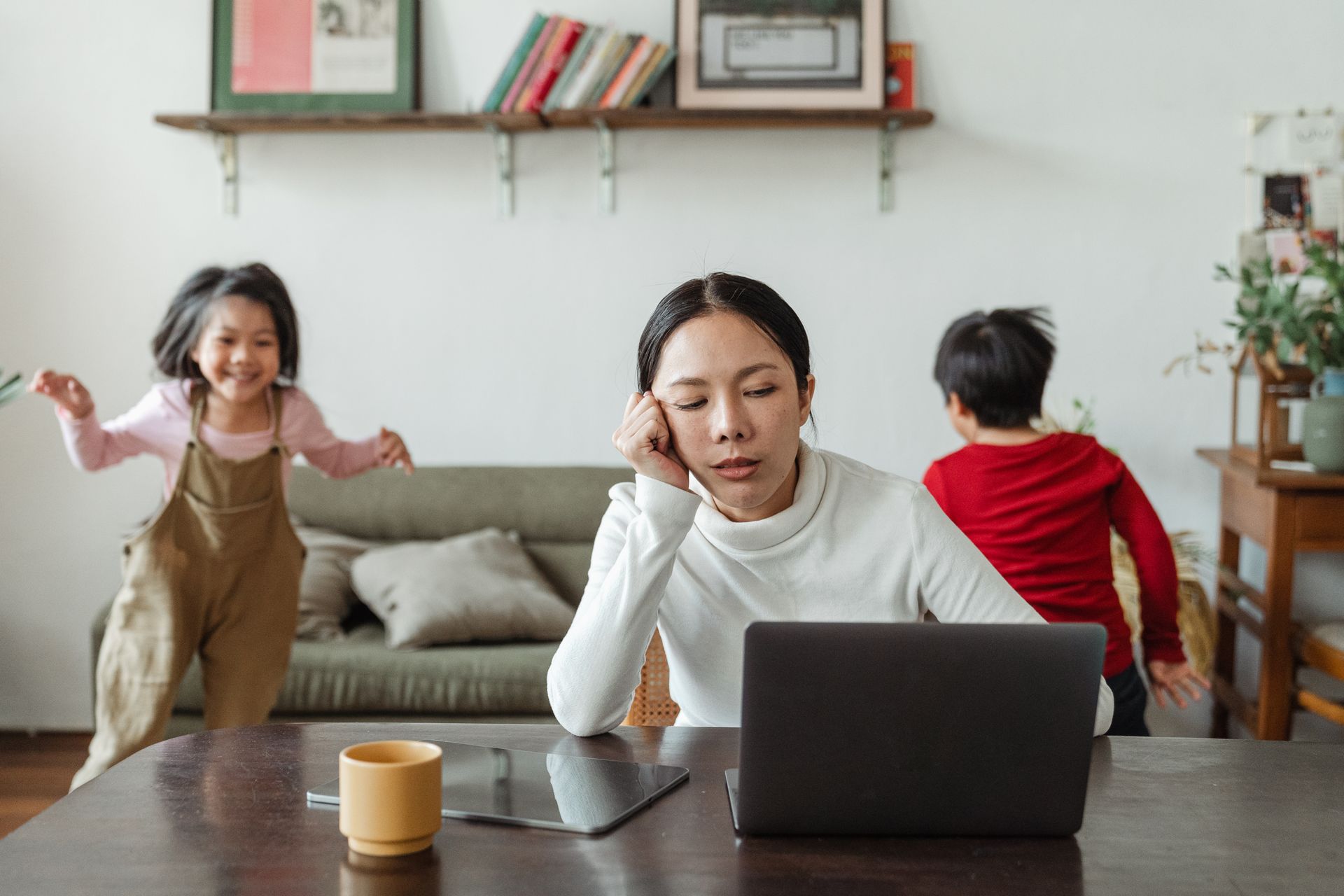 El caos de la maternidad real: cómo gestionar la culpa materna y el cansancio